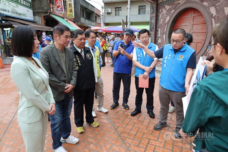 苗栗縣政府文化觀光局表示，「白沙聖域．天空之丘」整體廊帶規畫，推動多項硬體環境整備改善工程，其中拱天宮周邊包含天德宮、五雲宮等廟埕鋪面、排水皆進行改善。圖為縣長鍾東錦（左2）日前視察聽取工程進度。中央社記者管瑞平攝　115年4月19日