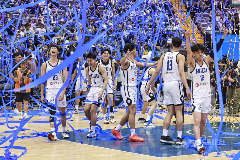 114學年度UBA大專籃球聯賽男一級冠軍戰19日晚間在台北小巨蛋壓軸登場，政治大學終場以92比50擊敗國立體大，如願完成6連霸，場中落下藍色彩帶。中央社記者鄭清元攝　115年4月19日