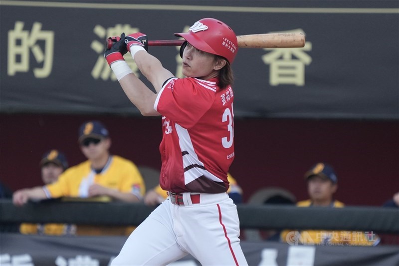 中華職棒19日在天母棒球場例行賽，由中信兄弟與味全龍交手，3局下，龍隊打者張祐銘揮出3分打點二壘安打。 中央社記者徐肇昌攝　115年4月19日
