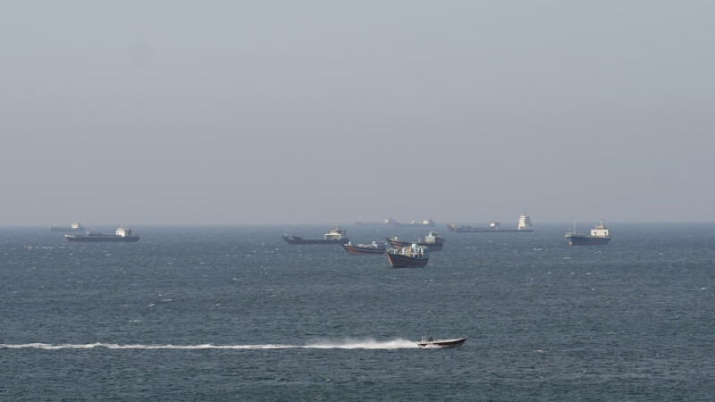圖為18日在荷莫茲海峽航行的船隻及油輪。（路透社）