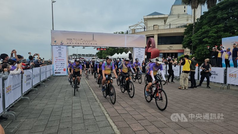 交通部公路局19日在淡江大橋通車前舉辦自行車活動，2500名車友在晨曦中前行，感受在橋上奔馳快感。中央社記者王鴻國攝   115年4月19日