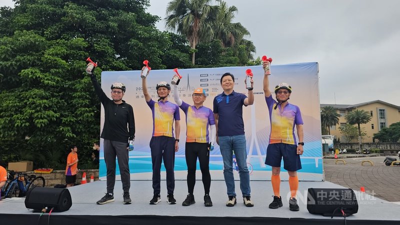 交通部公路局19日在淡江大橋通車前舉辦自行車活動，在交通部政次陳彥伯（右3）及新北市副市長朱惕之（右2）等人主持鳴笛儀式後，參與車友依序出發前行。中央社記者王鴻國攝   115年4月19日