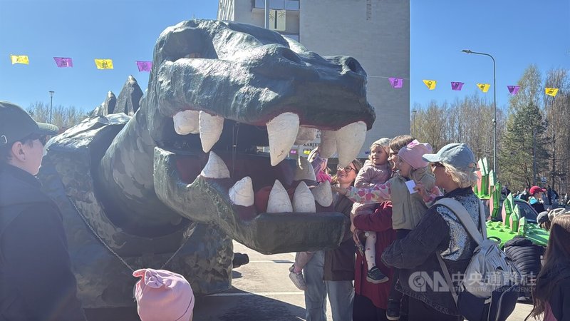 立陶宛首都維爾紐斯18日舉行年度學生盛事「物理學日」，維爾紐斯大學物理學院學生親手打造裝置，讓民眾在體驗中理解科學概念。圖為學生打造的機械恐龍吉祥物，特別受孩童喜愛。中央社記者游堯茹維爾紐斯攝　115年4月19日
