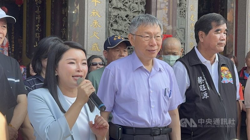 民眾黨創黨主席柯文哲（中）19日到雲林多間廟宇參拜、參訪產業，國民黨立委張嘉郡（左1）同框，令人聯想年底雲林選舉「藍白合」，張嘉郡盼像藍天白雲般，不論哪個縣市藍白合作能遍地開花。  中央社記者姜宜菁攝  115年4月19日