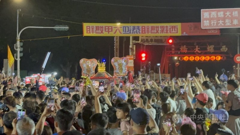 台中大甲鎮瀾宮媽祖展開9天8夜遶境進香，19日晚間抵達西螺大橋，大批信眾以掌聲代替鞭炮聲，迎接媽祖鑾轎入轄。 中央社記者姜宜菁攝　115年4月19日