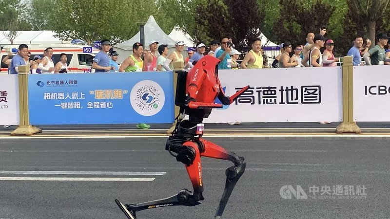 北京19日舉行「2026北京亦莊半程馬拉松暨人形機器人半程馬拉松」，圖為奔馳於賽道的一台人形機器人。中央社記者呂佳蓉北京攝 115年4月19日
