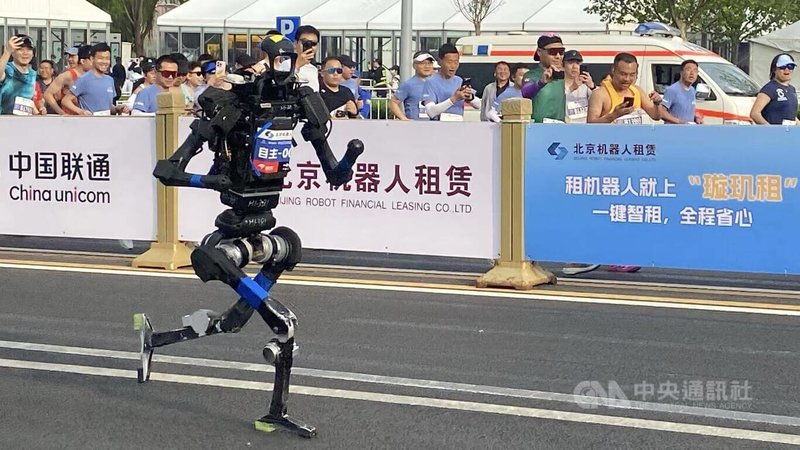 北京19日舉行「2026北京亦莊半程馬拉松暨人形機器人半程馬拉松」，圖為奔馳於賽道的一台人形機器人，吸引許多民眾目光。中央社記者呂佳蓉北京攝 115年4月19日