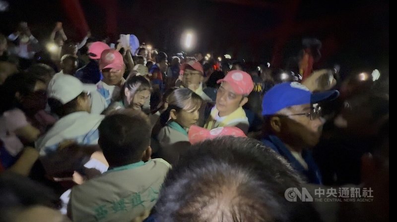 台中大甲鎮瀾宮媽祖鑾轎19日抵達雲林縣西螺鎮，鎮長廖秋萍（前中）指控，赴接駕處欲參拜時，被警察局及縣府人員阻擋、推擠，她差點因而跌倒。中央社記者姜宜菁攝　115年4月19日