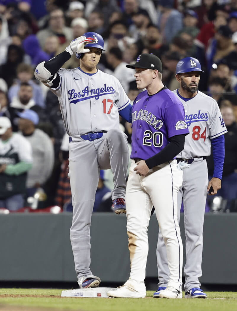 MLB道奇隊日籍球星大谷翔平（左）19日創下連續50場上壘紀錄。（共同社）