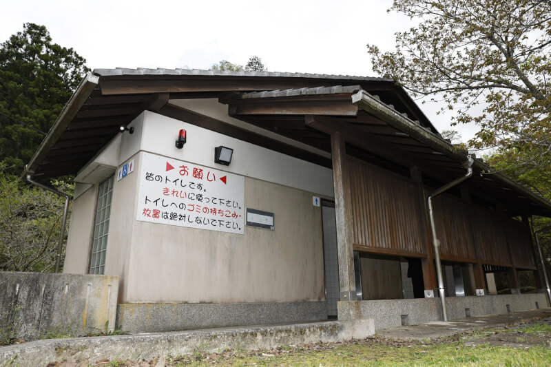 京都府警方18日上午對從男童家前往小學途中的一處公廁進行現場勘查。（共同社）