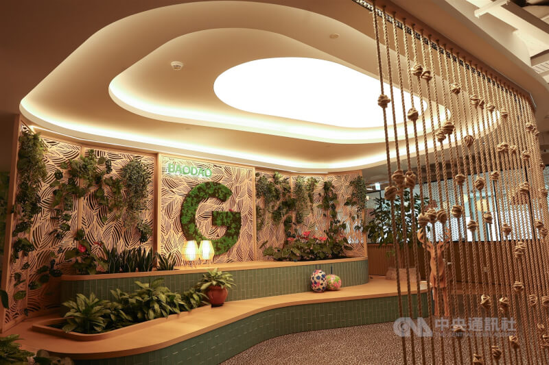 Google於2024年啟用在板橋的第2棟硬體裝置研發辦公大樓，自助餐廳「寶島BAODAO」的設計靈感來自台灣夜市，供應精心調配的熱食、沙拉吧、水果與甜點等餐點。中央社記者王騰毅攝 114年4月19日