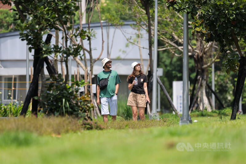 氣象署19日表示，20日白天偏熱，各地留意日夜溫差大。圖為台北市內湖區民眾戴著帽子於公園散步。中央社記者翁睿坤攝 115年4月19日