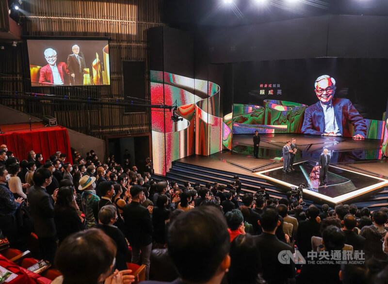 2022年第59屆金馬獎頒獎典禮，賴成英獲頒終身成就獎，全場鼓掌致敬。（中央社檔案照片）