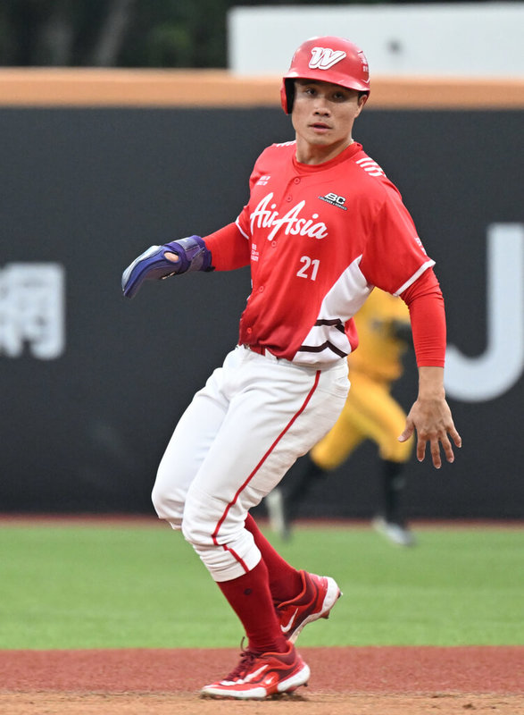 中華職棒味全龍隊內野手李凱威18日在天母棒球場面對中信兄弟隊，8局下選到四壞保送，生涯累積246次，改寫隊史新高。（味全龍隊提供）中央社記者蘇志畬傳真　115年4月19日