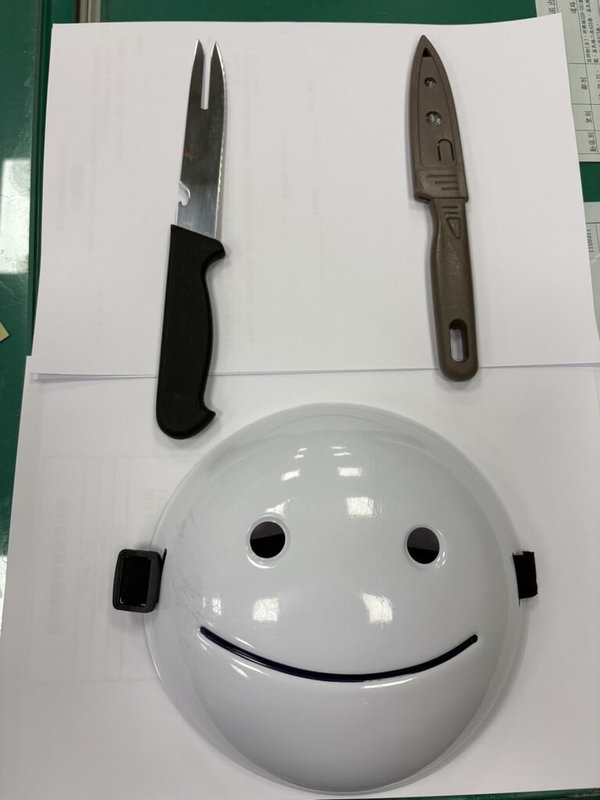 台中市大里區18日晚間有1名男子頭戴面具、懷中藏有雙刀，因在路上遊走民眾見狀報案，警方獲報後將男子強行管束，並在他身上查獲2把刀。（民眾提供）中央社記者趙麗妍傳真 115年4月19日