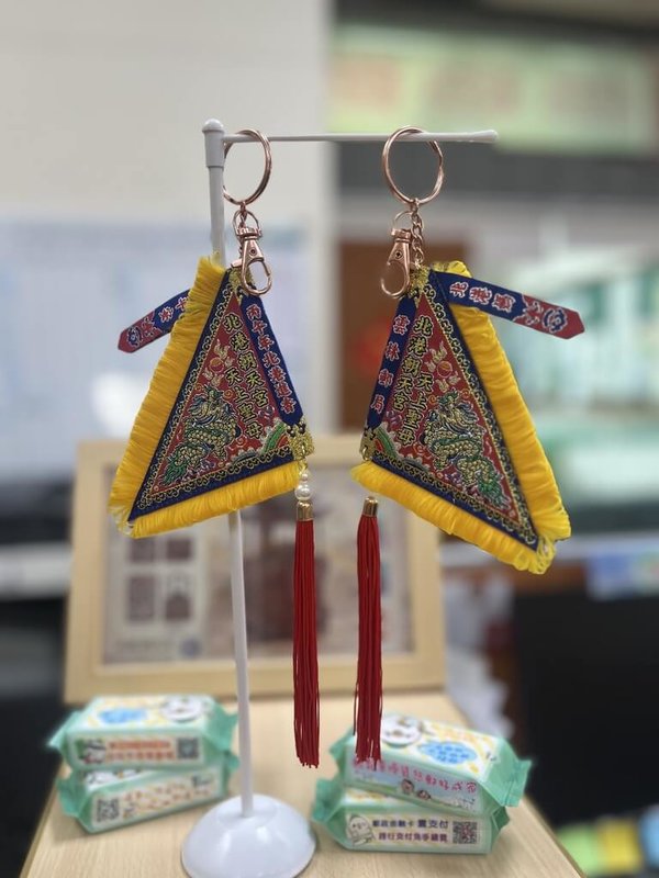 中華郵政展現跨域創新嘗試，攜手媽祖信仰重鎮，雲林郵局近期獨家推出的「朝天宮開運令旗鑰匙圈」，被視為將文化元素轉化為日常隨身小物的成功案例。（中華郵政提供）中央社記者黃巧雯傳真 115年4月19日