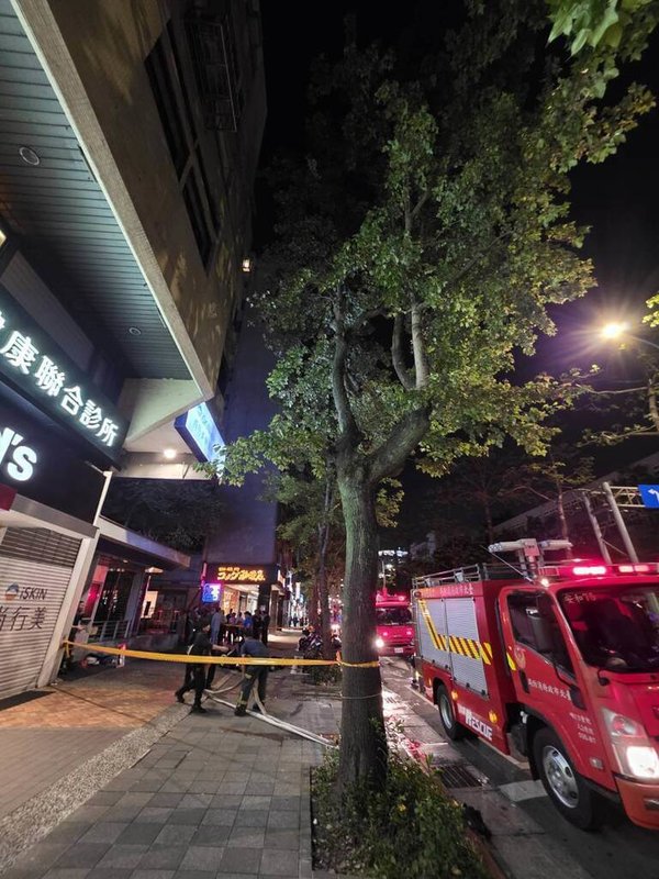 台北市消防局19日晚間獲報，大安區陶板屋餐廳發生火警，立即派員馳援，共疏散85人，幸無人傷亡。（民眾提供）中央社記者黃麗芸傳真　115年4月19日