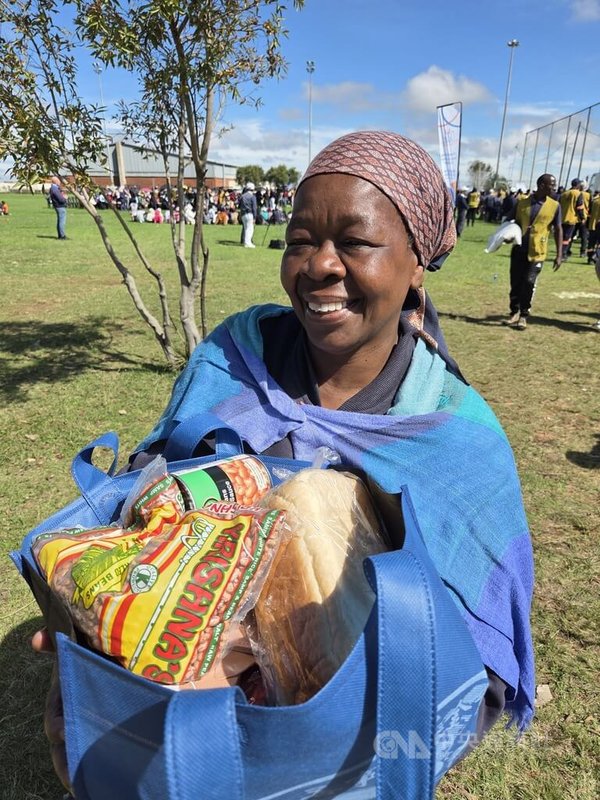 南非慈濟18日發放物資給貧苦民眾，一名領取物資的民眾滿臉笑容，感激台灣慈濟贈送民生用品。中央社記者李依璇約翰尼斯堡攝　115年4月19日