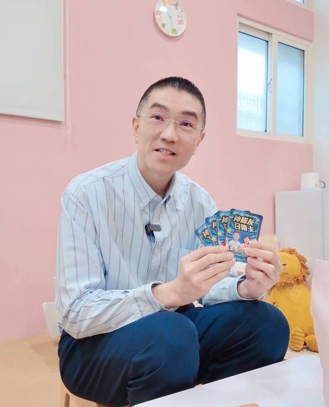 基隆市長謝國樑（圖）19日透過影片表示，他身為家長，深知育兒路上的辛苦，「神隊友召喚卡」提供4小時日間臨托服務折抵，要讓基隆的家長知道，在育兒的路上，「市府就是你們的神隊友」。（基隆市政府提供）中央社記者王朝鈺傳真 115年4月19日