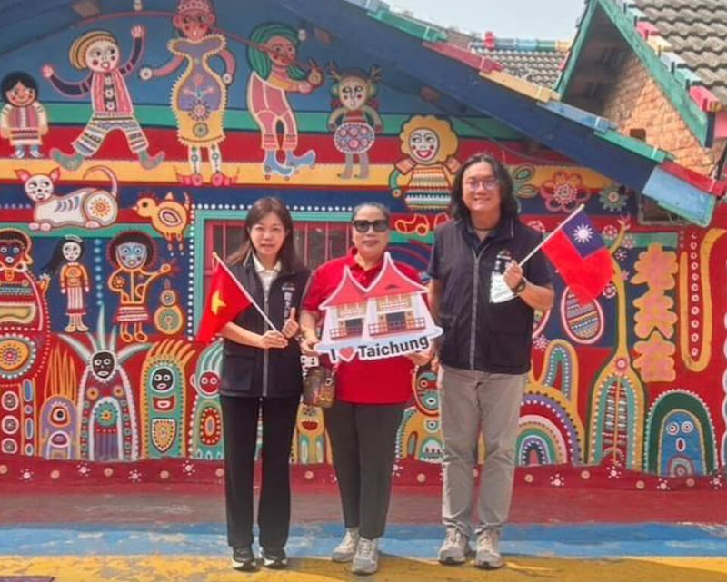 白沙屯媽祖進香、大甲媽祖遶境進香先後舉辦，台中市觀旅局接待越南越捷航空機上雜誌「One2Fly」來台踩線採訪，將台中宗教文化觀光推向國際，踩線團更走訪台中多個觀光景點。（台中市政府提供）中央社記者趙麗妍傳真 115年4月19日