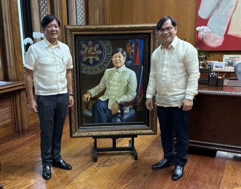 菲律賓總統小馬可仕（左）掛在總統府的官方肖象，是出自寫實派人物畫家殷帕斯（Jun Impas，右）之手。圖為兩人於2024年8月在總統府內合影。（殷帕斯提供）中央社記者林行健宿霧市傳真　115年4月19日