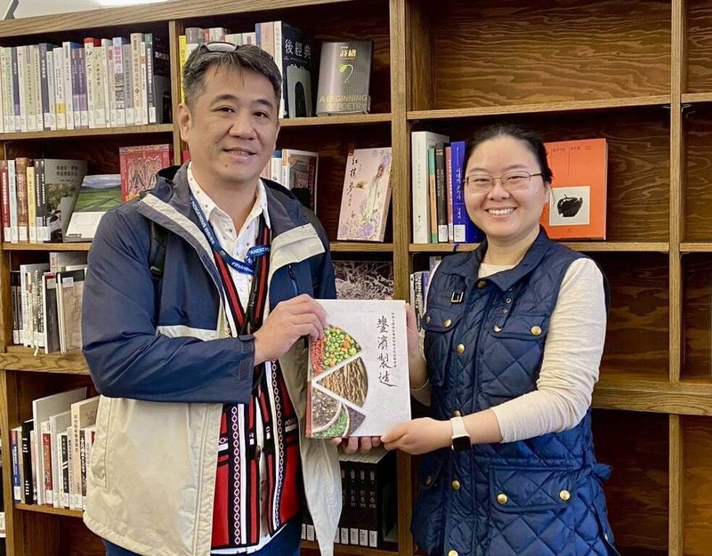 花蓮縣原住民族公共事務促進會日前赴美參與聯合國原民議題論壇，並將「豐濱製造—山海之間的在地食材與文化記憶食譜」贈予華盛頓大學東亞圖書館典藏，圖為促進會常務理事陳柏均（左）贈書予東亞圖書館經理Lucy Li（右） 。（豐濱鄉公所提供）中央社記者李先鳳傳真　115年4月19日
