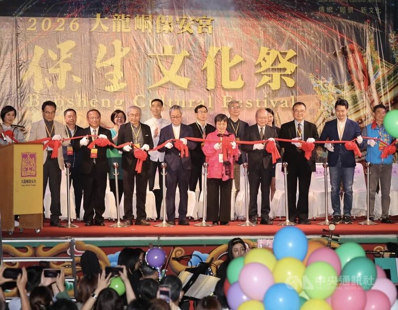 台北市大龍峒保安宮「保生文化祭」開鑼儀式19日舉行，台北市長蔣萬安（右2）、內政部長劉世芳（前排右5）、文化部長李遠（前排左5）、國立故宮博物院長蕭宗煌（右3）等進行剪綵。中央社記者趙世勳攝　115年4月19日