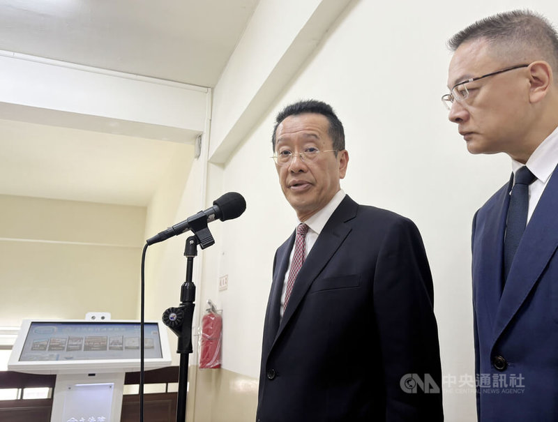 國防部長顧立雄（左）20日於立法院外委會秘密會議結束後，接受媒體採訪。中央社記者吳書緯攝　115年4月20日