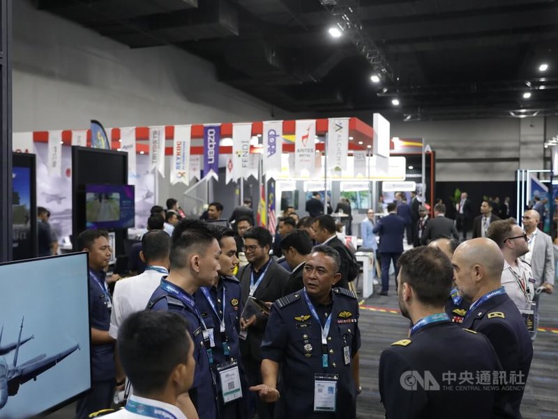 2026年馬來西亞亞洲防務展（DSA）暨亞洲國家安全展（NATSEC Asia）於20日開幕，各國軍事專業人員在展位前相互交流。中央社記者黃自強吉隆坡攝　115年4月20日