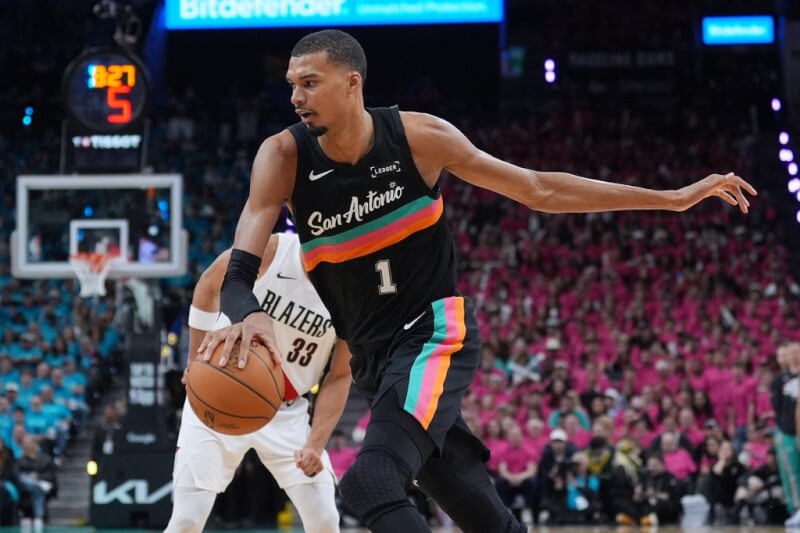 美國職籃聖安東尼奧馬刺隊球員溫班亞馬（圖）19日在NBA季後賽首秀攻下35分，率隊以111比98擊敗波特蘭拓荒者。（美聯社）