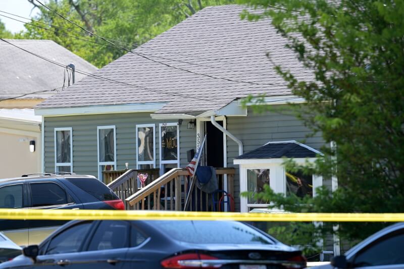 美國路易斯安那州19日發生大規模槍擊事件，造成8名兒童喪生。圖為警方在事發相關住宅拉起封鎖線。（The New Orleans Advocate via 美聯社）