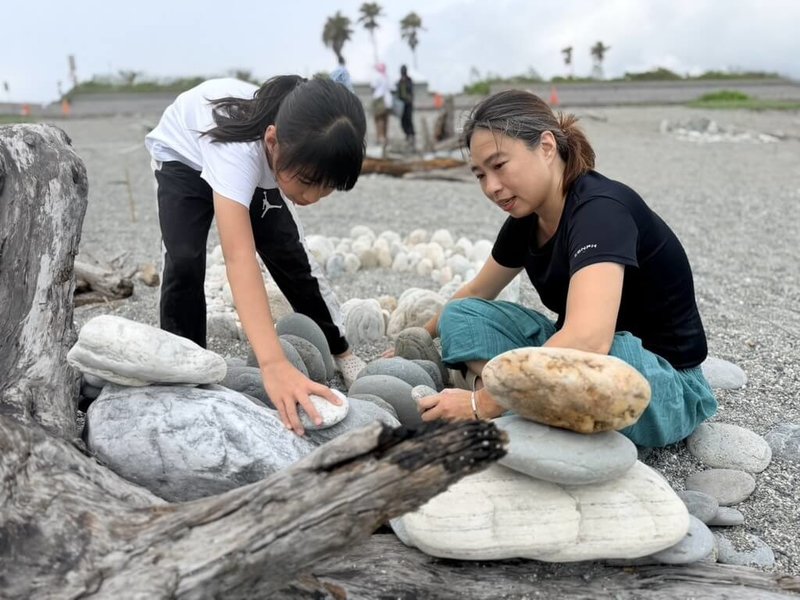 2026太平洋國際疊石藝術季即日起在花蓮七星潭登場，以「無痕創作」為核心精神，參賽者須運用現地礫石、漂流木與海洋廢棄物等素材進行創作。（花蓮縣政府提供）中央社記者李先鳳傳真　115年4月20日