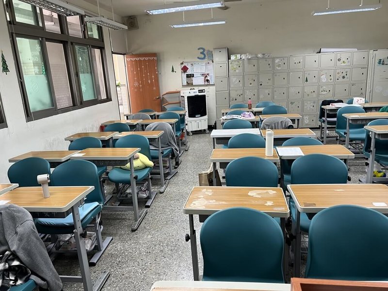 台中女中近期進行校舍外牆防水工程，配合施工作業須暫時移除冷氣室外機，18個班級無法開冷氣，學生抱怨教室熱如蒸籠，校方20日啟用水冷扇散熱。（民眾提供）中央社記者趙麗妍傳真　115年4月20日