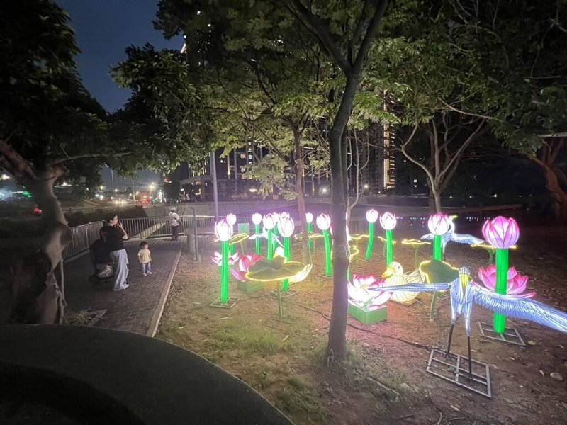 2026桃園燈會落幕後，桃園市政府水務局認養「白鷺入畫」燈組並移置龜山公滯一滯洪池，卻遭民眾解讀為「駕鶴西歸」；水務局說，桃園河川白鷺鷥隨處可見，代表治理有成果，因此希望將白鷺鷥元素推廣至公園，讓民眾感受河川治理成果及生態多元性，後續會將告示牌裝設於現場，讓民眾了解裝置藝術的發想與意義。（桃園市政府水務局提供）中央社記者吳睿騏桃園傳真　115年4月20日