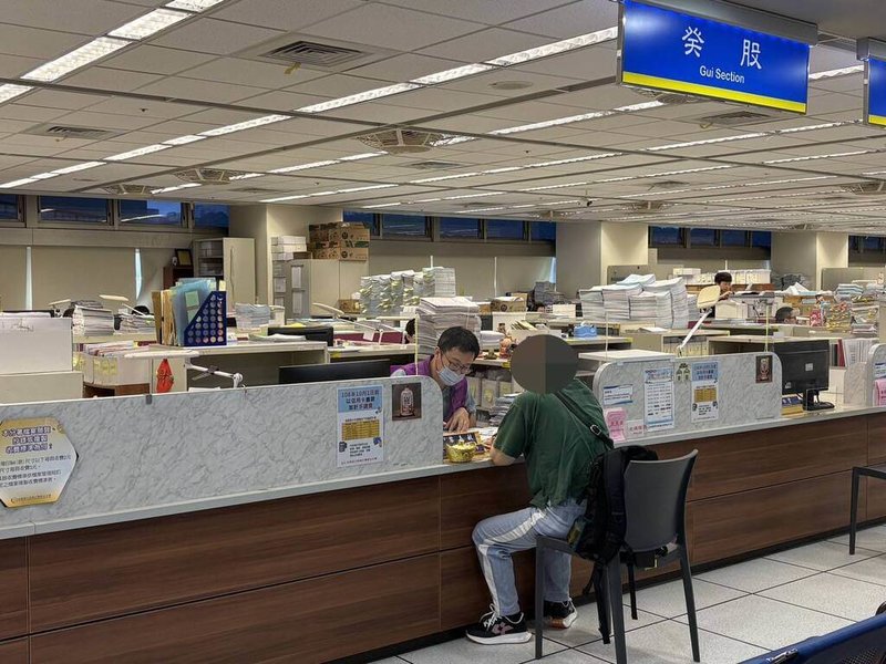 1名婦人114年底在中國上海轉機返台，將含有豬肉的飛機餐攜帶入境，遭罰新台幣20萬元。因逾期未繳納，執行署新北分署辦理強制執行，江姓婦人得知股票被扣押後，隨即致電表示願自行繳清。（新北分署提供）中央社記者曹亞沿傳真　115年4月20日