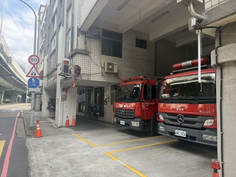新北市消防局員山分隊現行廳舍空間不足，環境前方直接面臨主幹道，無空地可供訓練，且因建築物結構強度不足，無法承重雲梯車等特種車輛，難以滿足救災需求，員山分隊將爭取異地重建。（張維倩提供）中央社記者曹亞沿傳真　115年4月20日