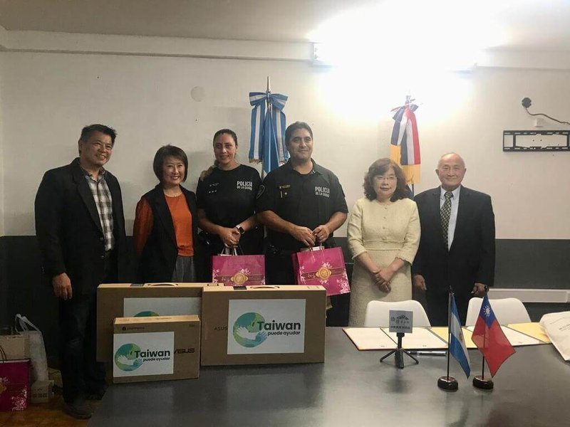 駐阿根廷代表謝妙宏（右2）17日於布宜諾斯艾利斯援贈第13區警局資訊設備，協助提升警務運作效率。（駐阿根廷代表處提供）中央社記者黃韻如布宜諾斯艾利斯傳真　115年4月20日