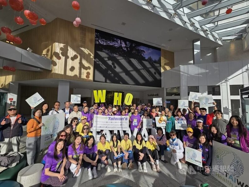 駐溫哥華辦事處員眷和大溫地區僑團民眾組織「台灣隊」參加溫哥華太陽長跑，這是加拿大規模最大的10公里路跑活動，透過高曝光度活動呼籲加拿大支持台灣加入世界衛生組織（WHO）。中央社記者程愛芬溫哥華攝　115年4月20日