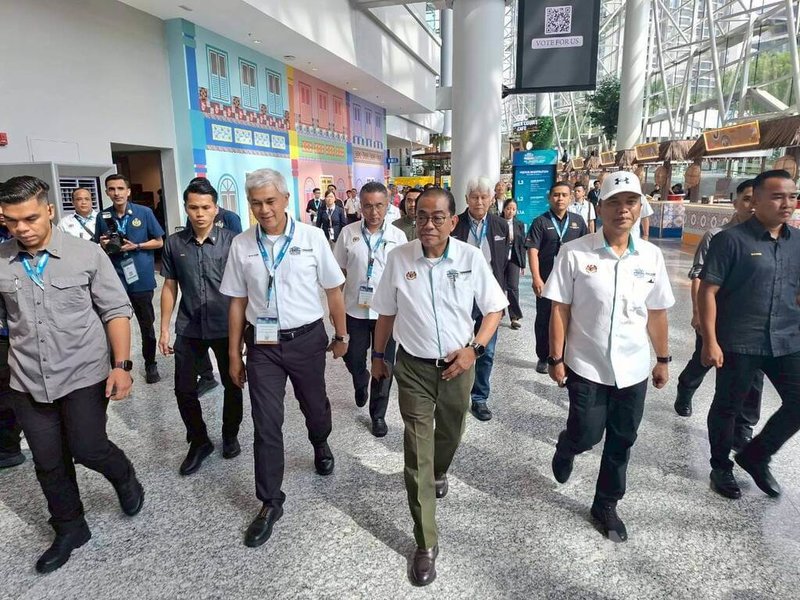 2026年馬來西亞亞洲防務展（DSA）暨亞洲國家安全展（NATSEC Asia）於20日開幕，國防部長卡立諾丁（Khaled Nordin）（前右3）於展會開幕前夕視察會場，盼今年展會讓各國透過防務外交與建設性交流，強化彼此關係。中央社記者黃自強吉隆坡攝　115年4月20日