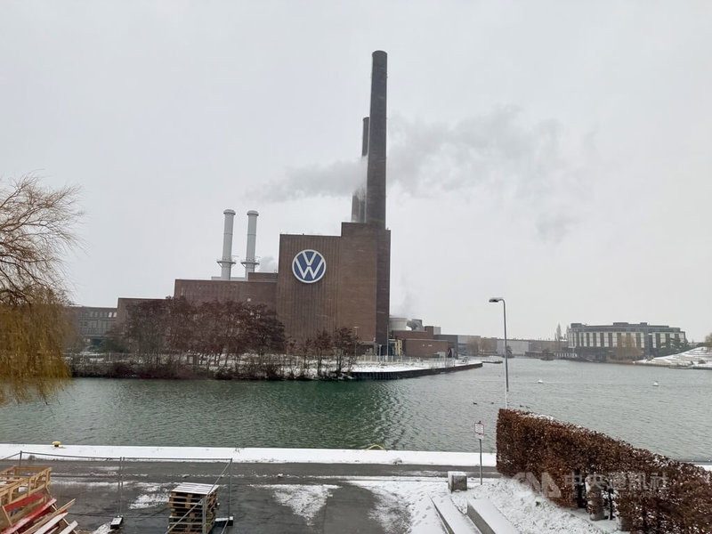 德國下薩克森邦沃佛斯堡（Wolfsburg）的福斯汽車總部工廠外觀。該廠為福斯核心生產據點之一，近年在電動車轉型與市場需求變化下，面臨產能調整與產業轉型壓力。中央社記者林尚縈柏林攝　115年4月20日