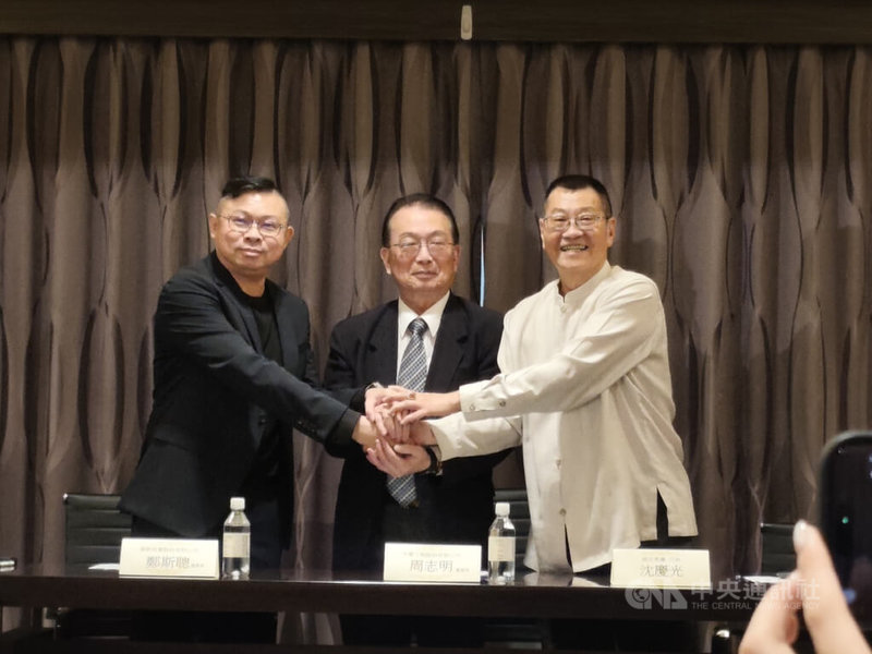 中華工程20日召開記者會，針對先前激烈的經營權之爭，寶佳代表鄭斯聰（左）以及威京集團代表沈慶光（右）共同宣布，經過溝通後，過去紛爭已「翻篇」，將組成最優秀董事會，中為中工董事長周志明。中央社記者何秀玲攝　115年4月20日