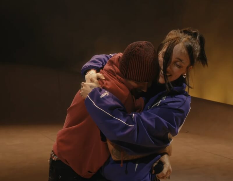 小賈斯汀（左）表演完畢後與怪奇比莉（前）激動相擁。（圖取自YouTube網頁youtube.com/@Coachella）