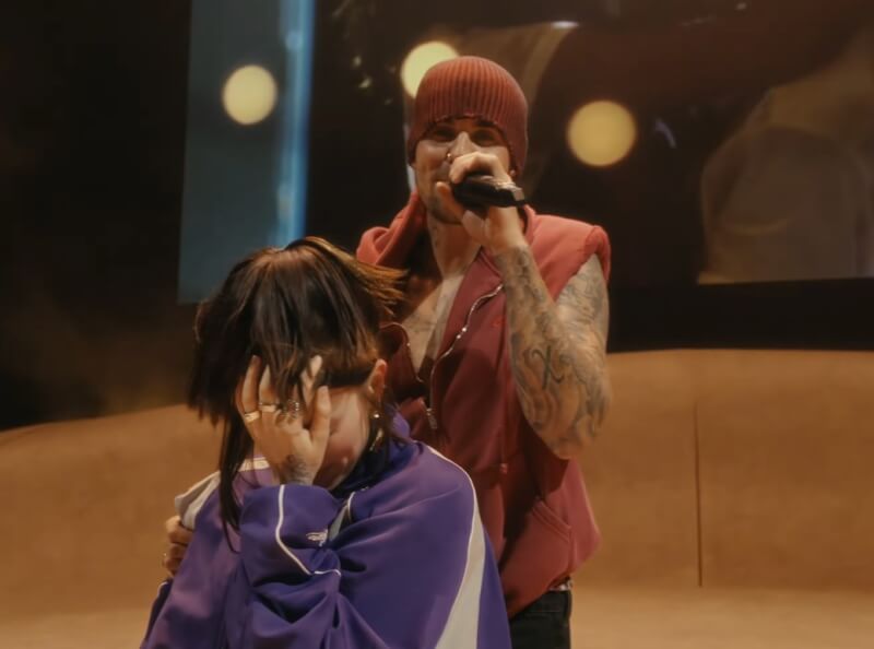 西洋流行樂巨星小賈斯汀（後）19日在美國柯契拉谷音樂藝術節壓軸舞台上，與創作歌手怪奇比莉（前）的互動引發熱議。（圖取自YouTube網頁youtube.com/@Coachella）