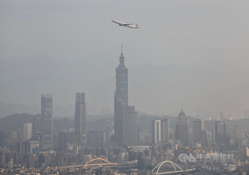 中共中央台辦發布10項對台措施，包括恢復兩岸空中客運直航。全國商業總會20日呼籲政府盡速啟動小兩會洽談，擴大航線與航點，正視打破兩岸直航僵局的契機。圖為中國東方航空班機飛越台北市區上空。中央社記者趙世勳攝　115年4月20日