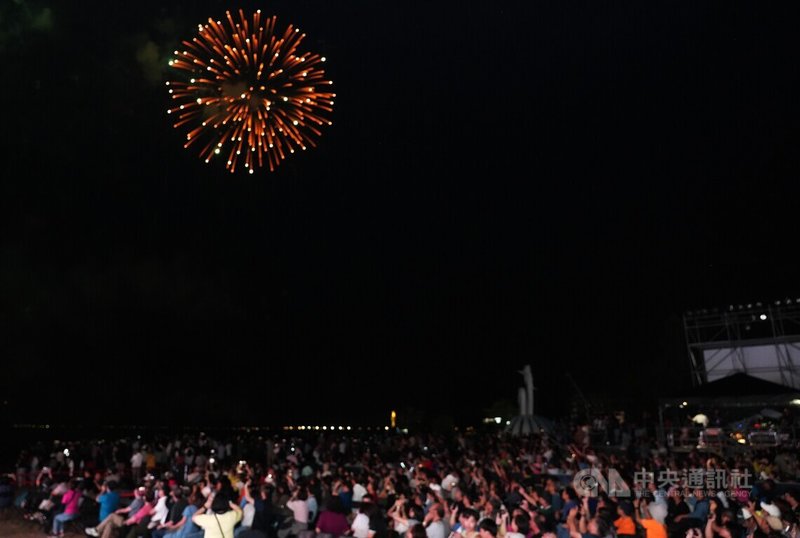 2026澎湖國際海上花火節20日晚間在馬公觀音亭園區試放10分鐘，超過5000名民眾搶頭香先睹為快。中央社　115年4月20日