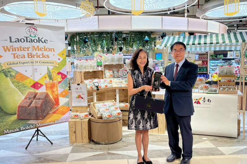 台南市長黃偉哲（右）19日前往馬來西亞行銷農特產品，駐馬來西亞代表連玉蘋（左）到場支持。（台南市政府提供）中央社記者楊思瑞台南傳真　115年4月20日