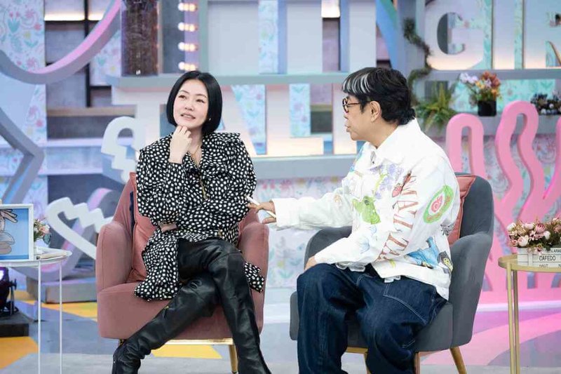 藝人小S（左）近日復出主持節目「小姐不熙娣」，特別邀請到小S的靈魂伴侶蔡康永（右）化身「特別主持人」親自坐鎮，陪著摯友小S正式宣告重拾主持棒。（東森綜合台提供）中央社記者洪素津傳真　115年4月20日