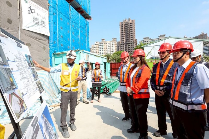海洋委員會主委管碧玲（前右3）20日到位於高雄中都濕地公園旁的合署辦公廳舍工地，了解工程進度與施工品質，提到辦公廳舍預計於民國117年完工啟用，屆時將成為國家海洋治理統合重要樞紐，也是全國首座「近零碳建築」的中央部會辦公大樓。（海洋委員會提供）中央社記者張已亷傳真　115年4月20日