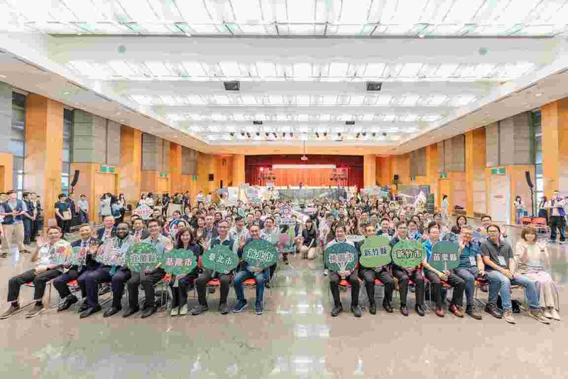 新北市長侯友宜（前左7）20日主持「為地球種下一棵樹—百萬人種百萬樹」成果發表記者會，與北台7縣市代表共同宣布，計畫達成「種植百萬棵樹」里程碑。（市府提供）中央社記者王鴻國傳真　115年4月20日