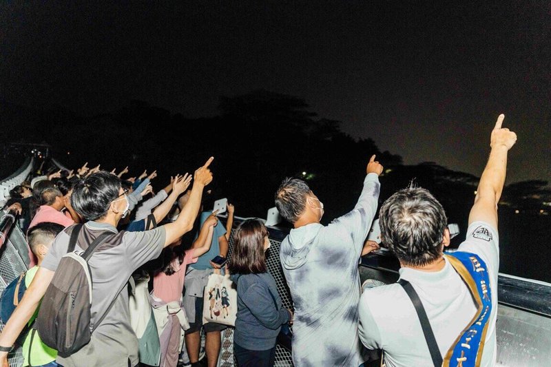 屏東縣政府交通旅遊處日前舉辦「銀河初語－天琴座流星雨」天文導覽活動，在專業帶領下，民眾成功捕捉流星劃過夜空瞬間，現場驚呼聲此起彼落。（屏東縣政府提供）中央社記者李卉婷傳真　115年4月20日